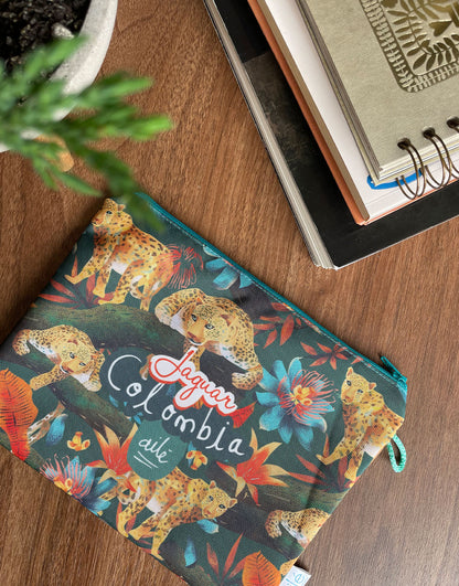 Neceser con diseño de jaguar de Colombia entre flores tropicales, selva colombiana, diversidad — regalo colombiano fauna silvestre, hecho en Colombia. Ailé
