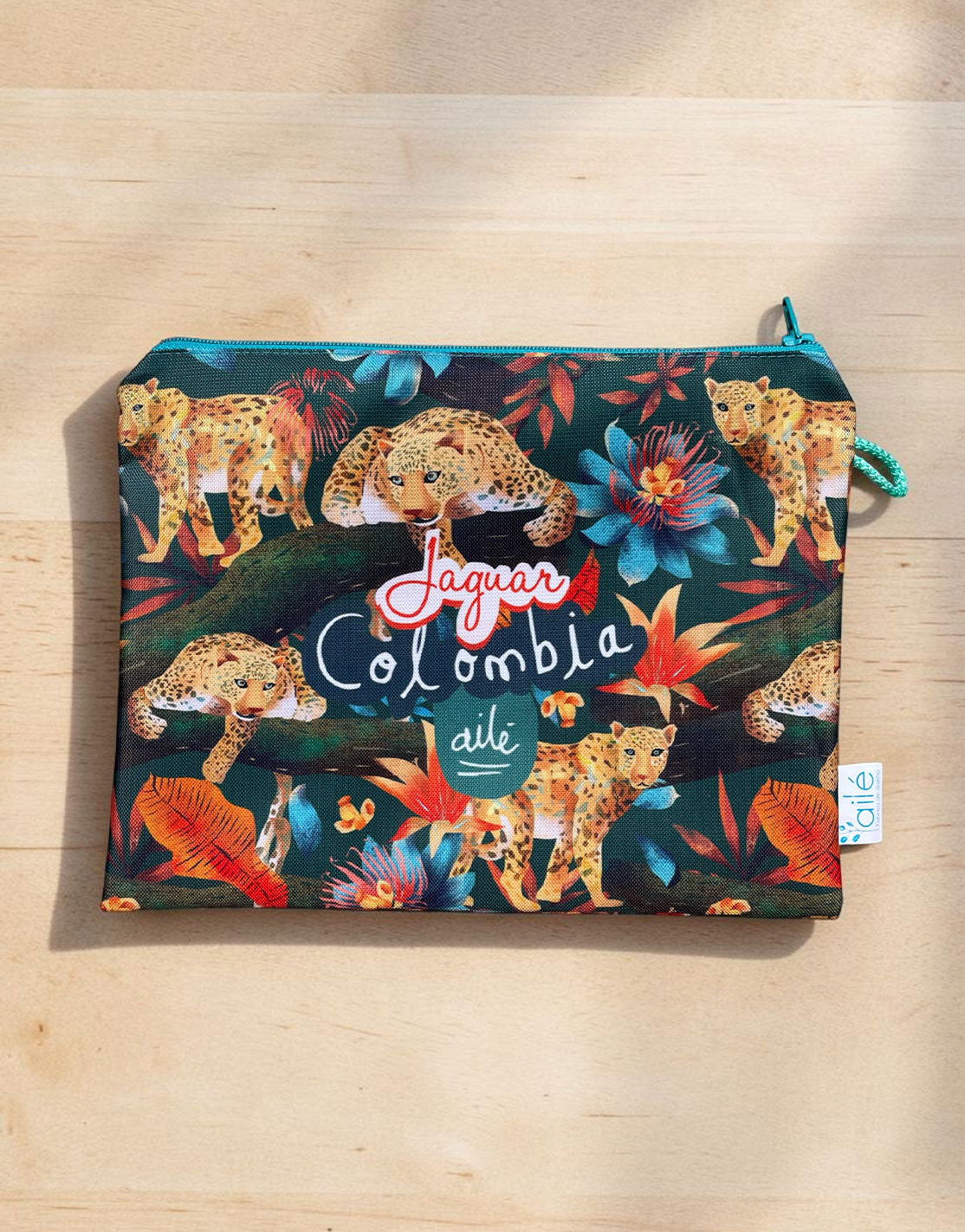 Cosmetiquera impermeable ilustrada con jaguares colombianos en selva tropical — guardián supremo de los bosques y las selvas-  souvenir de fauna silvestre Colombia,  regalo jaguar colombiano. Ailé