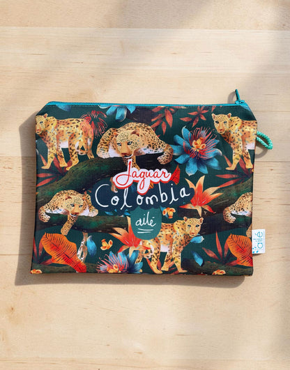 Cosmetiquera impermeable ilustrada con jaguares colombianos en selva tropical — guardián supremo de los bosques y las selvas-  souvenir de fauna silvestre Colombia,  regalo jaguar colombiano. Ailé