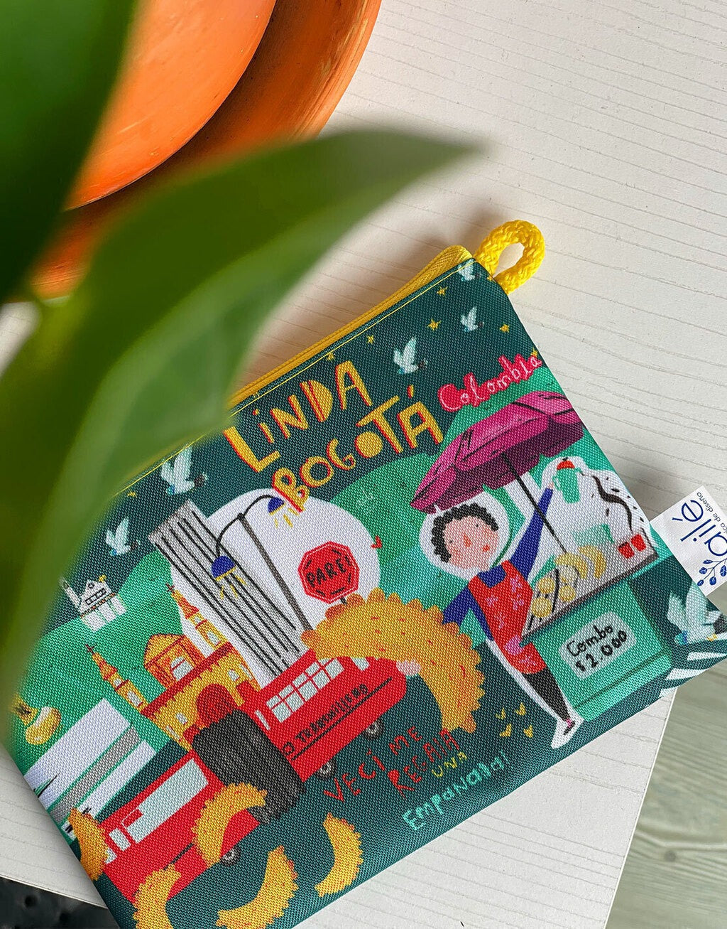 Neceser "Linda Bogotá" con ilustración urbana colombiana entre plantas — regalo bogotano, rolo e ilustrado, recuerdo de viaje original, regalo práctico. Ailé