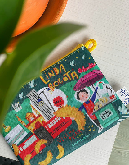 Neceser "Linda Bogotá" con ilustración urbana colombiana entre plantas — regalo bogotano, rolo e ilustrado, recuerdo de viaje original, regalo práctico. Ailé