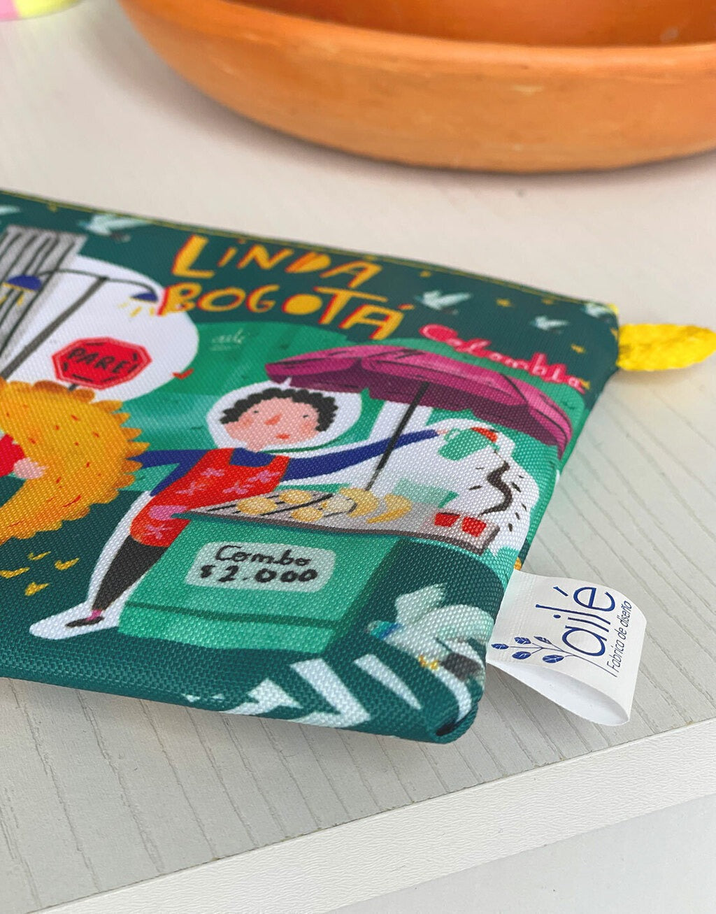 Set de cosmetiqueras, vendedora de empanadas ilustrada en cosmetiquera "Linda Bogotá" — escena urbana bogotana, diseño, souvenir Colombiano, regalo original. Ailé