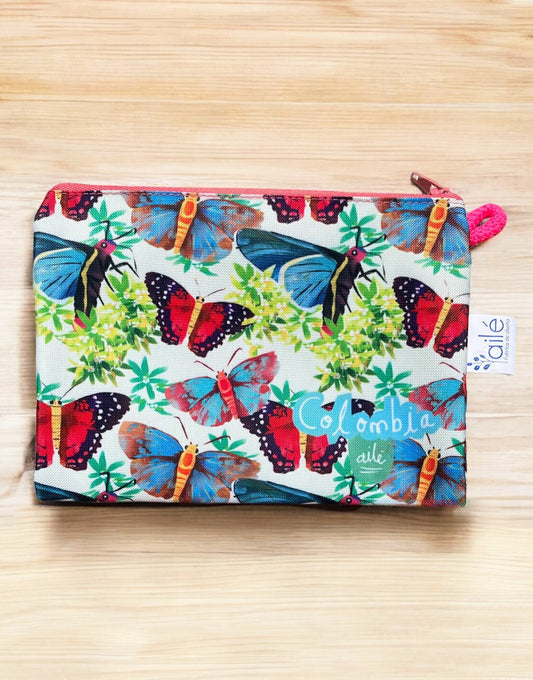 Cosmetiquera grande o pequeña con mariposa monarca colombiana ilustrada — Colombia país de mayor diversidad de mariposas, souvenir colombiano, regalo para extranjeros, regalo mariposas colombianas, Ailé