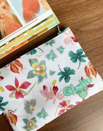 Neceser con diseño de orquídeas de Colombia - Flor emblemática en tonos rosas y verdes — regalo colombiano ilustrado, recuerdo de viaje original, hecho en colombia. Ailé