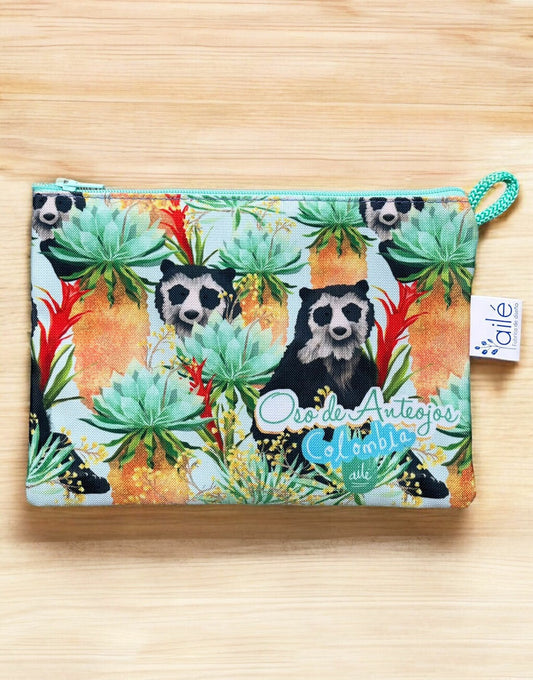 Cosmetiquera grande o pequeña oso de anteojos 100% ilustrada — guardián del páramo, naturaleza, bosque, frailejones  y biodiversidad, souvenir colombiano, regalo para extranjeros, regalo oso anteojos colombiano, Ailé