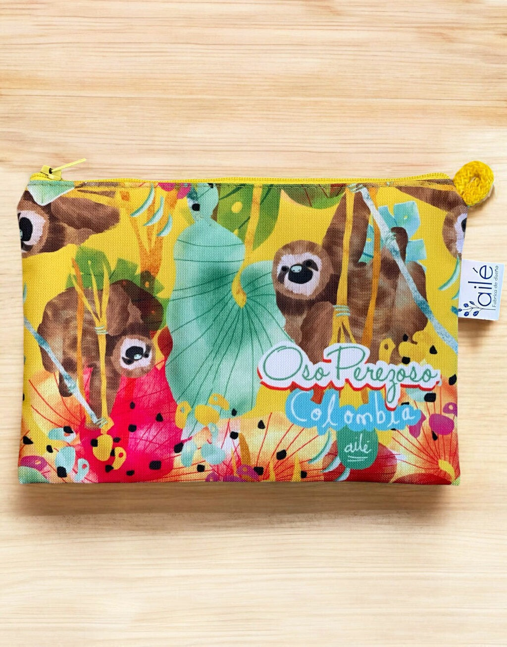 Neceser con diseño de perezosos de Colombia y flores tropicales, regalo colombiano para amantes naturaleza, regalo perezoso colombiano, regalo cosmetiquera colombiana, cosmetiquera grande colombiana, souvenir cosmetiquera Colombia, regalo ecológico neceser Colombia, neceser pequeño ecológico Colombia, neceser grande tela reciclada Colombia, cosmetiquera tamaño viaje Colombia, recycled fabric cosmetic bag Colombia, cosmetiquera tamaño grande ilustrada, set cosmetiqueras colombianas pequeña y grande. Ailé