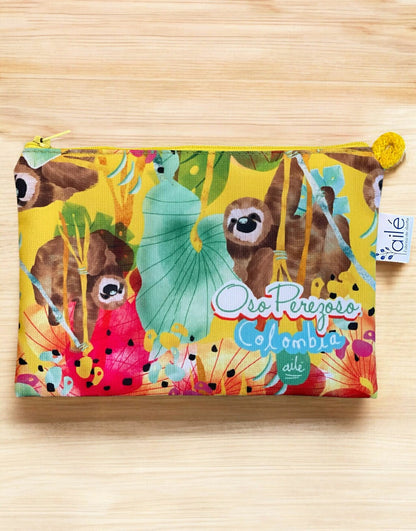Neceser con diseño de perezosos de Colombia y flores tropicales, regalo colombiano para amantes naturaleza, regalo perezoso colombiano, regalo cosmetiquera colombiana, cosmetiquera grande colombiana, souvenir cosmetiquera Colombia, regalo ecológico neceser Colombia, neceser pequeño ecológico Colombia, neceser grande tela reciclada Colombia, cosmetiquera tamaño viaje Colombia, recycled fabric cosmetic bag Colombia, cosmetiquera tamaño grande ilustrada, set cosmetiqueras colombianas pequeña y grande. Ailé