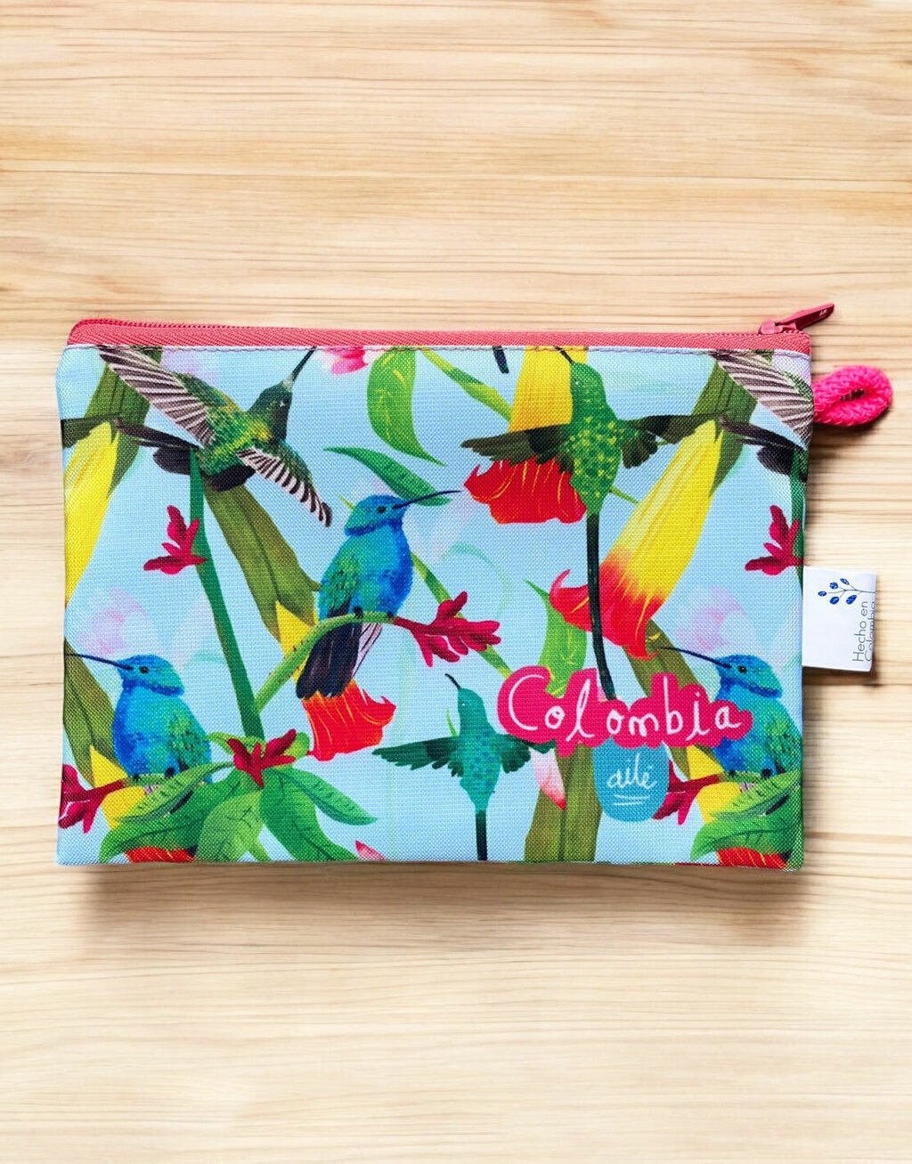 Neceser con ilustración de colibríes colombianos y flores tropicales , regalo cosmetiquera colombiana, cosmetiquera grande colombiana, souvenir cosmetiquera Colombia, regalo ecológico neceser Colombia, neceser pequeño ecológico Colombia, neceser grande tela reciclada Colombia, cosmetiquera tamaño viaje Colombia, recycled fabric cosmetic bag Colombia, set cosmetiqueras colombianas pequeña y grande, cosmetiquera colombiana ilustrada, cosmetiquera ecológica Colombia, regalo para mujer colombiana. Ailé