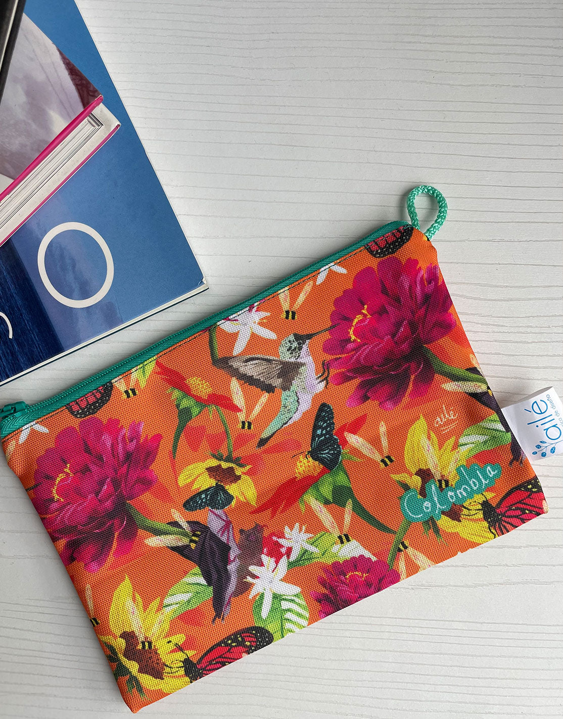 Cosmetiquera impermeable souvenir con colibríes, murciélago, girasoles de Colombia ilustrados, cosmetiquera tamaño grande ilustrada, set cosmetiqueras colombianas pequeña y grande, cosmetiquera colombiana ilustrada, cosmetiquera ecológica Colombia, regalo para mujer colombiana neceser, cosmetiquera tela reciclada Colombia, cosmetiquera impermeable ilustrada,  souvenir viaje Colombia cosmetiquera. Ailé