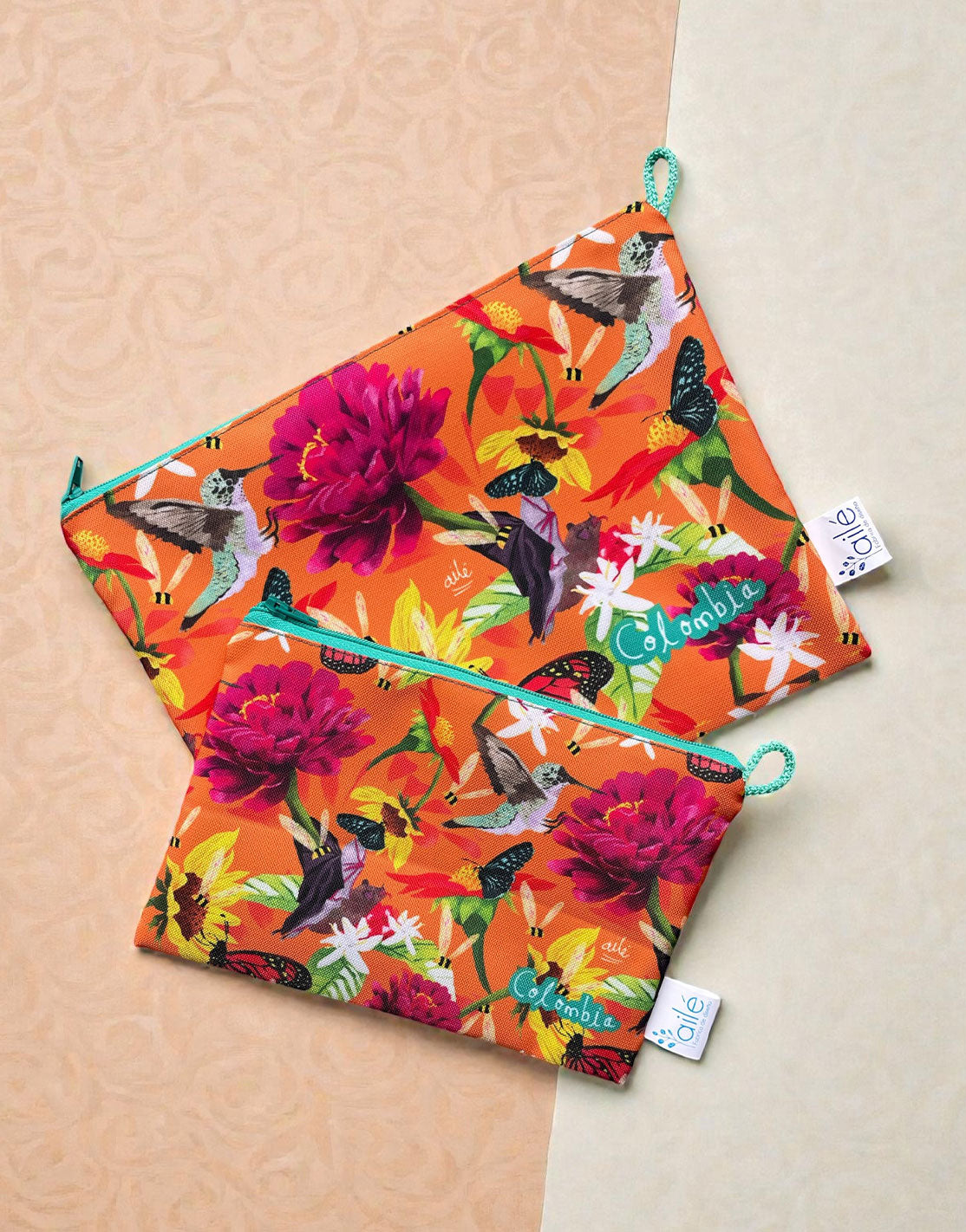 Set de cosmetiqueras grande o pequeña con ilustración polinizadores Colombianos, fauna y biodiversidad, souvenirs de polinizadores, cosmetiquera sostenible Colombia, neceser ilustrado colombiano, regalo femenino colombiano ecológico, neceser ecológico Colombia, neceser tela reciclada impermeable, estuche cosmético colombiano, Colombian art cosmetic bag gift, bolsa cosmética ecológica Colombia. Ailé