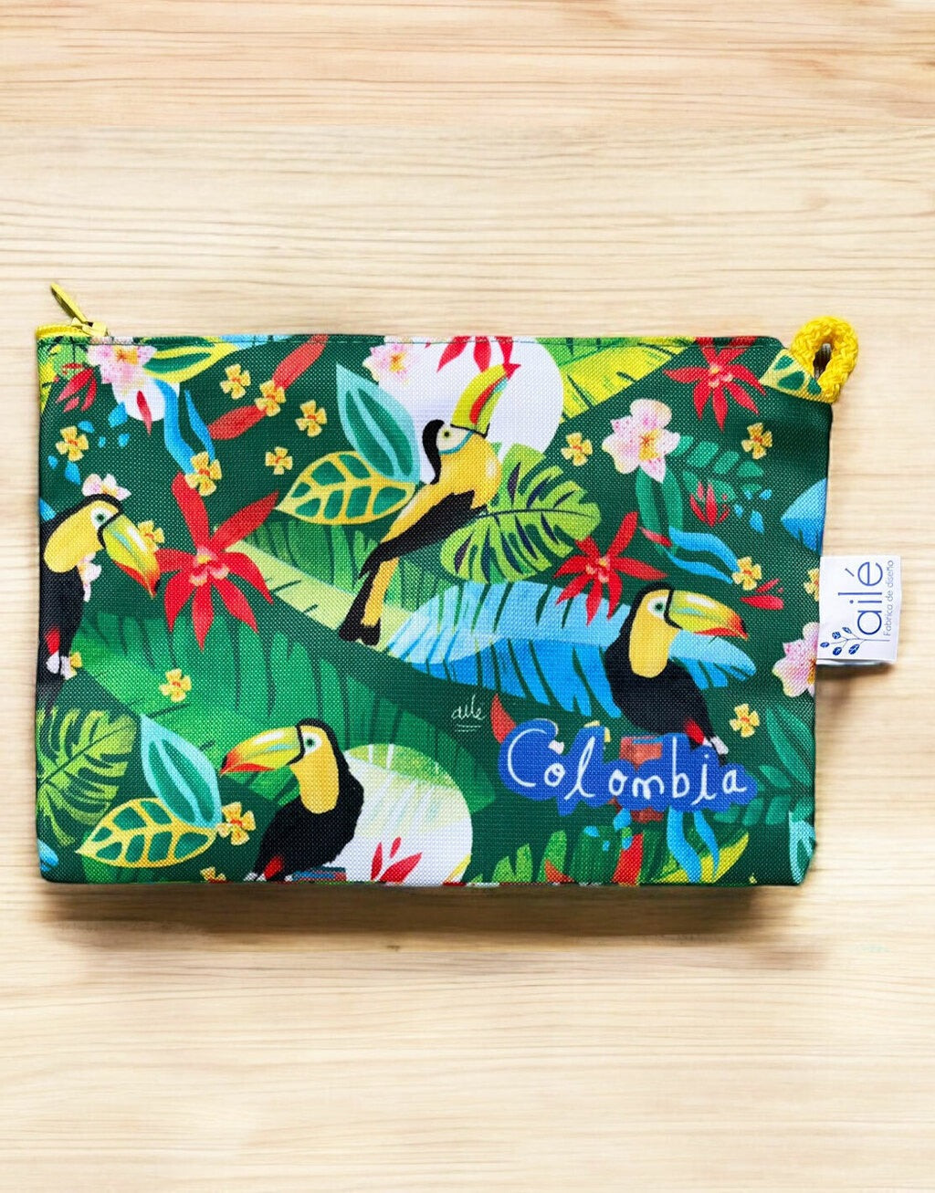 Cosmetiquera impermeable, grande y pequeña con tucanes y vegetación selvática de Colombia — biodiversidad colombiana ilustrada, regalo colombiano para amantes de la naturaleza, Ailé