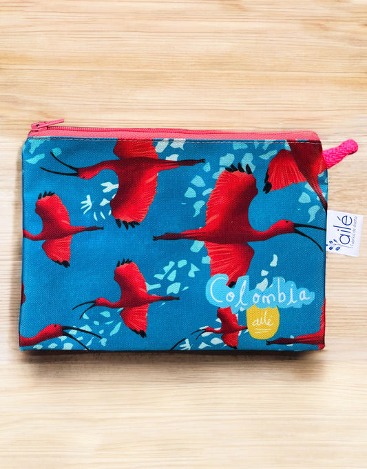 cartuchera Colombia ilustrada, estuche corocoras Colombia, cartuchera fauna colombiana, estuche lápices diseño colombiano, ibis escarlata ilustrado accesorio, corocoras diseño colombiano, ave colombiana estuche cremallera, comprar cartuchera Colombia online, regalo cartuchera souvenir colombiano, estuche maquillaje diseño Colombia, ailé.