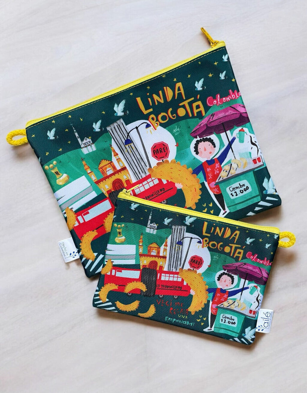 Kit de cosmetiqueras grande y pequeña "Linda Bogotá" — souvenirs ilustrados de Bogotá en dos tamaños,  regalo colombiano, recuerdo de Bogotá. Ailé