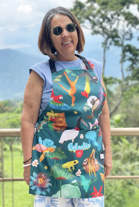 Delantal ilustrado con fauna endémica de Colombia – animales de Colombia, biodiversidad, naturaleza — delfín rosado, tortuga carey, chiguiro, guacamaya roja y garzón soldado — regalo de fauna colombiana, souvenir colombiano, regalo sostenible, fauna endémica Colombia, animales de Colombia ilustrados, guacamaya colombiana, colombianos en el exterior y turistas, delantal ilustrado, regalo original para amantes de la cocina y naturaleza, regalo de cocina colombia. Ailé 