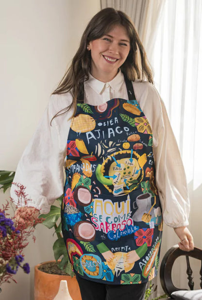 Delantal impermeable con los platos más sabrosos de Colombia ilustrados, ajiaco colombiano, ajiaco bogotano souvenir, empanadas colombianas ilustradas, obleas colombianas regalo, aborrajado Colombia, gastronomía valluna, arepas colombianas souvenir, ajiaco y platos típicos colombianos,  colección gastronomía Ailé