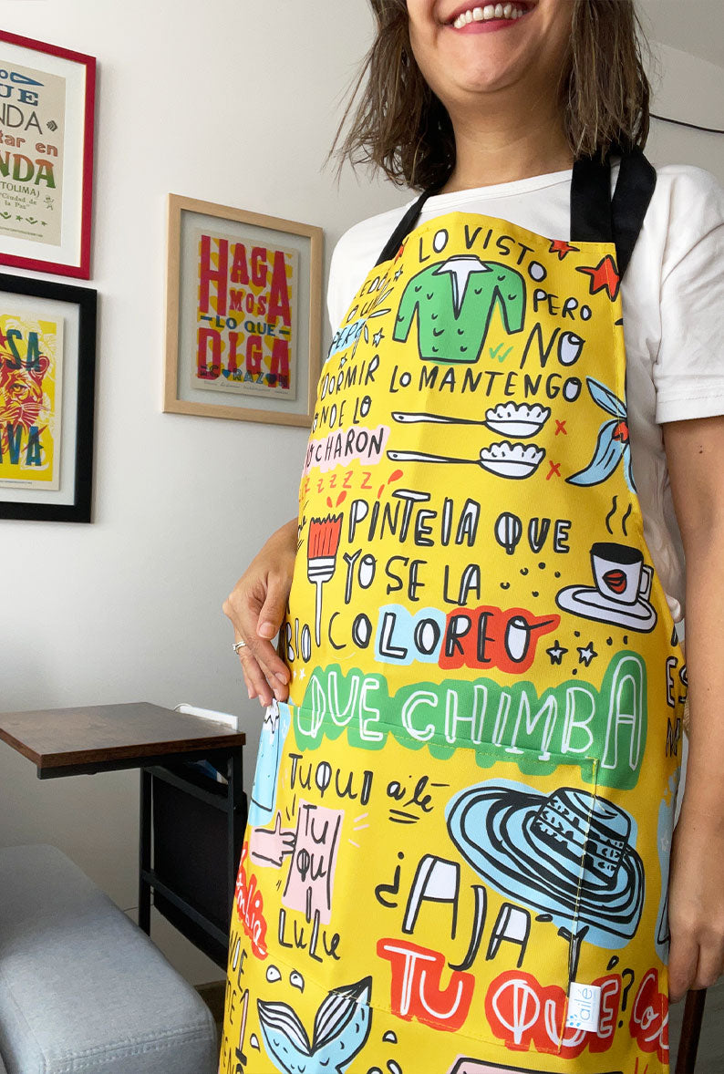Delantal ilustrado con frases típicas colombianas — "Que chimba", dichos y humor colombiano, dormir donde lo trasnocharon— regalo original, regalo gastronómico, colombianos en el exterior y turistas, delantal antifluido, pechera. Ailé