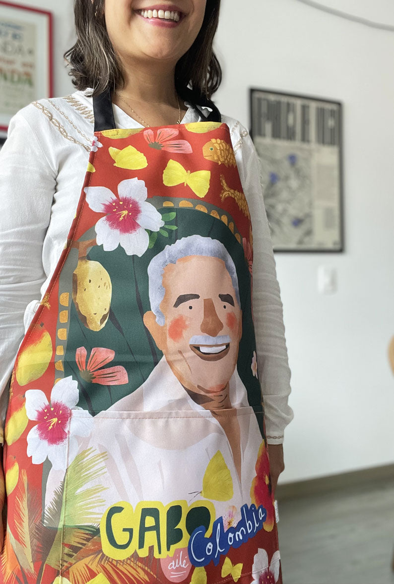 Delantal impermeable con retrato de Gabo — García Márquez entre mariposas amarillas y máquina de escribir — regalo cultural Colombia, souvenir colombiano, souvenir García Márquez Colombia. Ailé