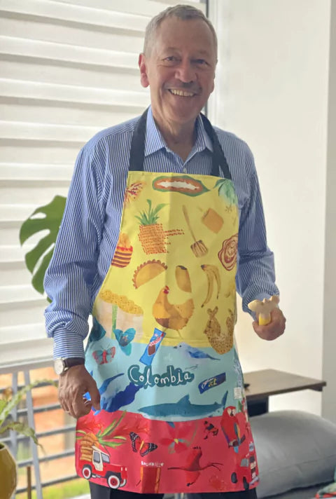 Delantal impermeable ilustrado con símbolos de Colombia en tres franjas — fauna, chiva, yipao, sombrero vueltiao y mar — souvenir colombiano, regalo típico colombiano, delantal colombiano, accesorio de cocina, regalo para extranjeros, regalo iconos de colombia. Ailé