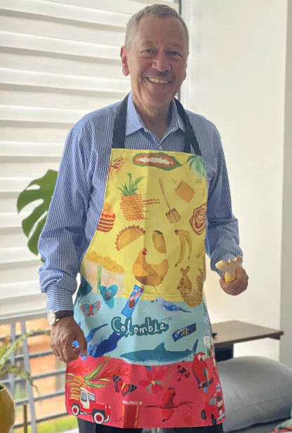 Delantal impermeable ilustrado con símbolos de Colombia en tres franjas — fauna, chiva, yipao, sombrero vueltiao y mar — souvenir colombiano, regalo típico colombiano, delantal colombiano, accesorio de cocina, regalo para extranjeros, regalo iconos de colombia. Ailé