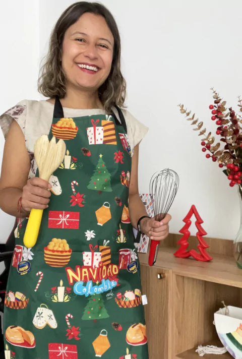 Delantal impermeable con diseño navideño colombiano con buñuelos, natilla, faroles, regalos y árbol de Navidad, navidad colombiana, tradiciones navideñas Colombia, buñuelos colombianos, natilla colombiana navidad, Ideas de regalos navideños colombianos, regalo cultural colombiano, regalo navideño, colombianos en el exterior y turistas, regalo de cocina colombiano, ilustración Ailé