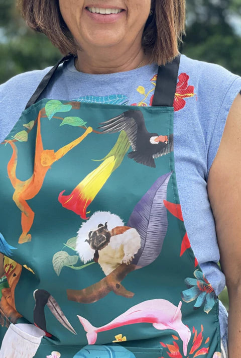 Delantal antifluido ilustrada con fauna colombiana — jaguar, tucán, perezoso y rana venenosa amarilla, manatí, colibríes — souvenir biodiversidad Colombia, regalo para extranjeros, recuerdo de viaje original, rana venenosa Colombia, souvenir biodiversidad colombiana, regalo fauna Colombia, animales endémicos Colombia, delantal antifluido, decoración cocina estilo colombiano, regalo cultural colombia, regalo fauna y flora.  Ailé