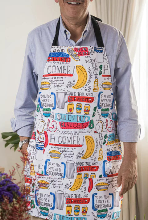 Delantal inspirado en dichos colombianos de cocina — mazorquirri con mantequilla, arepita ó huevitos para el desayuno, — regalo divertido colombiano, comidas típicas, humor colombiano ilustrado, expresiones colombianas, regalo divertido colombiano, souvenir con humor colombiano, frases y humor típico de Colombia, regalo original para amantes de la cocina y naturaleza, regalo gastronómico, delantal antifluido, regalo típico colombiano, accesorio de cocina. Ailé