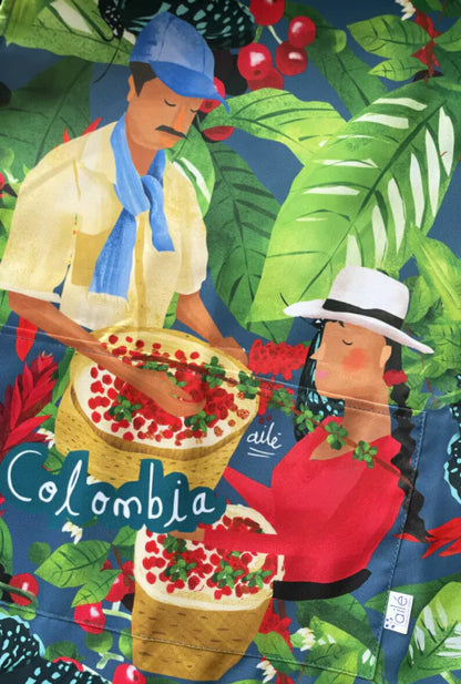 Delantal con diseño de la cultura cafetera de Colombia — caficultores y granos de café — regalo colombiano, recuerdo de viaje, cosecha café Colombia, Coffee Region Colombia souvenir, Colombian coffee harvest gift, colombianos en el exterior y turistas, delantal ilustrado, regalo original para amantes de la cocina y naturaleza, regalo de cocina colombiano.  Ailé