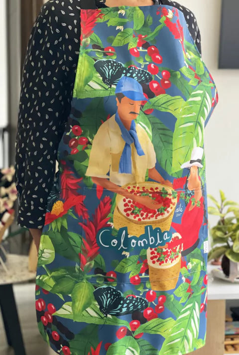 Delantal ilustrado con tradición cafetera de Colombia  — campesino y cosecha de café, Eje Cafetero Colombia, souvenir Eje Cafetero, regalo para hombre, regalo para extranjeros, regalo para mujer, decoración cocina estilo colombiano, regalo del eje cafetero, cultura cafetera, diseño colombiano Ailé