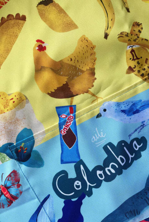 Delantal con ilustración de Colombia —  tiburón, ballena, bandera, rana amarilla y mata de café -  producto de diseño colombiano original, recuerdo de Colombia, souvenir típico colombiano, colombianos en el exterior y turistas, regalo colombiano de cocina, delantal ilustrado. Ailé
