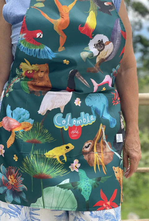 Delantal con diseño de fauna silvestre de Colombia ilustrada, paujil de pico azul, oso de anteojos, frailejón, colibri, titi cabeciblanco y mono araña café — recuerdo de viaje original hecho en Colombia, souvenir colombiano, wildlife Colombia souvenir, Colombian wildlife apron, endemic animals Colombia gift, endemic animals Colombia gift,  delantal Colombia, regalo típico colombia, regalo para hombre, accesorio de cocina. Ailé