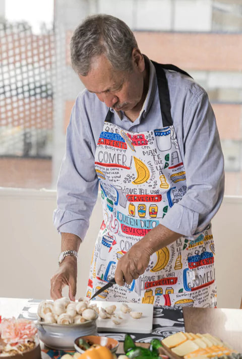Delantal impermeable ilustrado con dichos colombianos de cocina — "A comer", "¿Quién dijo ceviche?" — regalo divertido colombiano, dichos y frases típicas de Colombia, Colombian sayings gift, Colombian phrases souvenir, regalo para hombres, regalos sostenible, regalo para extranjeros, recuerdo viaje original, decoración cocina estilo colombiano, regalo mujer, hecho en colombia, regalo cultural y souvenir colombiano original Aile