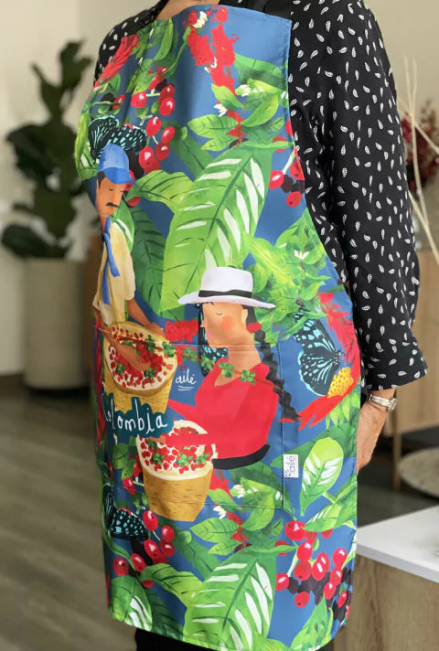 Delantal impermeable ilustrada con campesinos cafeteros del Eje Cafetero colombiano — inspirado en la cosecha de café y el paisaje cafetero de Colombia,  souvenir café Colombia, regalo para extranjeros, pechera, delantal antifluido, regalo cultura colombia, recuerdo del eje cafetero, souvenir del eje cafetero, regalo gastronómico. Ailé