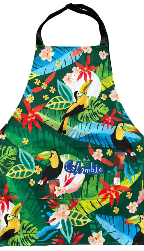 Delantal fondo verde oscuro con tucanes colombianos entre flores tropicales rojas, rosas y amarillas, hojas de selva en verde y azul. "Colombia" Colombian toucan gift, tropical Colombia souvenir. mandil, delantal colombiano, delantal antifluido, regalo típico de colombiano, decoración cocina estilo colombiano, accesorio de cocina. Ailé