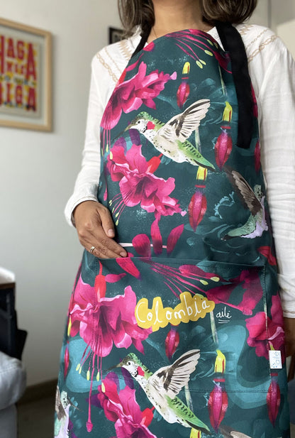Delantal con ilustración botánica de colibríes de Colombia y flores — regalo original para amantes de la naturaleza, regalo original para los amantes de la cocina, mandil, accesorio de cocina, delantal colombiano, regalo cultural de colombia. Ailé