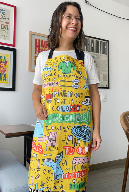 Delantal con dichos y frases colombianas ilustradas en amarillo — regalo de cocina colombiano original, regalo frases colombianas, delantal con dichos colombianos, accesorio de la cocina, delantal impermeable, mandil, recuerdo de viaje original, regalo cultura Colombia, hecho en colombia. Ailé