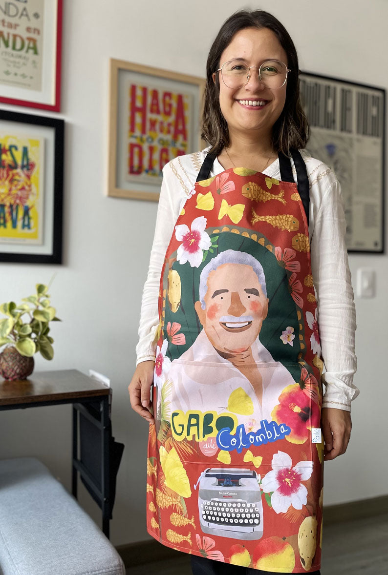 Delantal ilustrado con Gabriel García Márquez — Gabo entre mariposas y flores tropicales — regalo colombiano literario,recuerdo Gabriel García Márquez, regalo para extranjeros, hecho en Colombia. Ailé