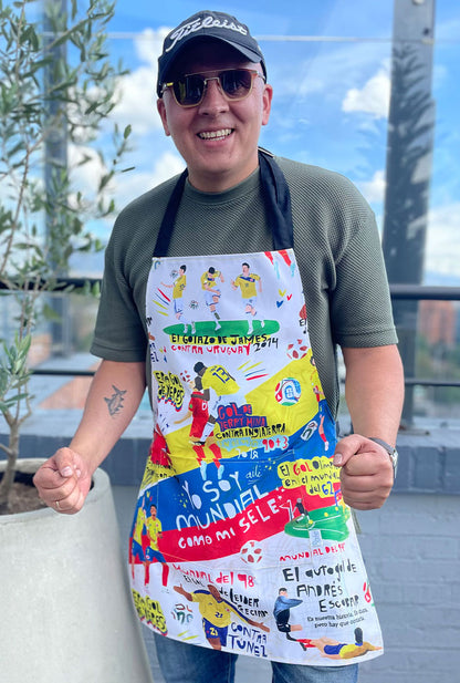 Delantal ilustrado con momentos históricos de la Selección Colombia — James, gol de Freddy Rincón y Mundial 98 — regalo fútbol colombiano, regalo cultural colombia, delantal impermeable, delantal con frases, accesorio de cocina, delantal colombiano. Ailé