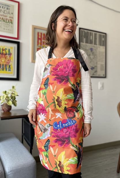 Delantal ilustrado con polinizadores colombianos — colibríes, mariposas, abejas entre flores tropicales, murciélago, girasoles de Colombia ilustrados, regalo de cocina colombiana, regalo colombiano de cocina, colombianos en el exterior y turistas. Ailé