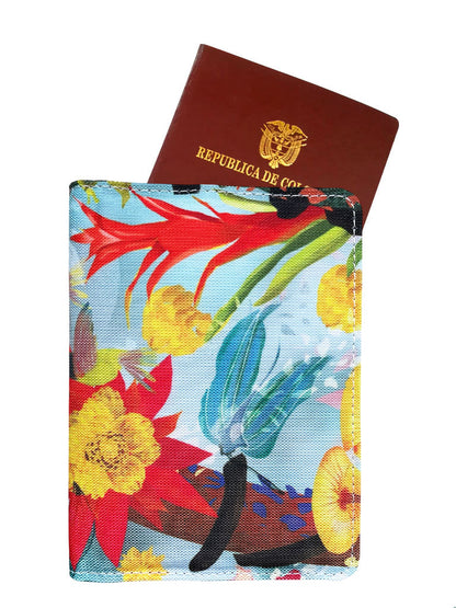 Portapasaporte ecológico ilustrado "Colombia Mágica" con campesino colombiano entre flores tropicales, bosque alto andino, bromelias, heliconias, rana y orquídeas accesorio viaje colombiano ilustrado, regalo viaje portapasaporte Colombia, regalo viajero colombiano ecológico, portapasaporte regalo graduación Colombia, Colombian eco travel accessorie, portapasaporte turista Colombia, regalo navideño viajero colombiano, funda pasaporte fauna colombiana, Colombian hummingbird passport holde, souvenir. Ailé