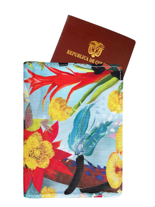 Portapasaporte ecológico ilustrado "Colombia Mágica" con campesino colombiano entre flores tropicales, bosque alto andino, bromelias, heliconias, rana y orquídeas accesorio viaje colombiano ilustrado, regalo viaje portapasaporte Colombia, regalo viajero colombiano ecológico, portapasaporte regalo graduación Colombia, Colombian eco travel accessorie, portapasaporte turista Colombia, regalo navideño viajero colombiano, funda pasaporte fauna colombiana, Colombian hummingbird passport holde, souvenir. Ailé