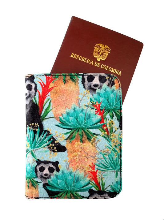 Portapasaporte ecológico oso de anteojos 100% ilustrada — guardián del páramo, naturaleza, bosque, heliconias, frailejones  y biodiversidad, frailejones andinos colombianos souvenir colombiano, regalo oso anteojos colombiano, spectacled bear Colombia gift, Andean bear souvenir accesorio viaje colombiano ilustrado, regalo viaje portapasaporte Colombia, regalo viajero colombiano ecológico, portapasaporte regalo graduación Colombia, Colombian eco travel accessorie, portapasaporte turista Colombia. Ailé