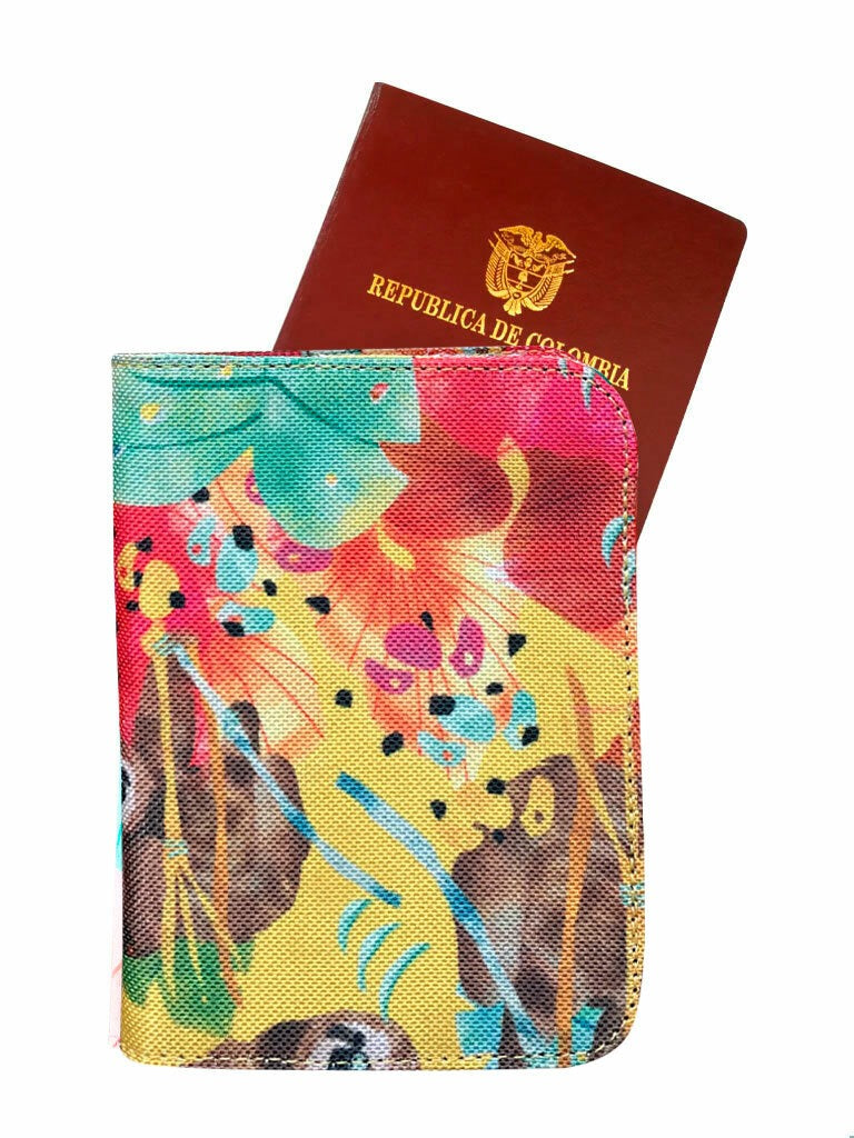 Portapasaporte ecológico con ilustraciones de perezosos de Colombia y flores tropicales — regalo colombiano para amantes de la naturaleza, regalo perezoso colombiano, regalo con perezoso, Colombian sloth accesorio viaje colombiano ilustrado, regalo viaje portapasaporte Colombia, regalo viajero colombiano ecológico, portapasaporte regalo graduación Colombia, Colombian eco travel accessorie, portapasaporte turista Colombia, regalo navideño viajero colombiano, funda pasaporte fauna colombiana. Ailé