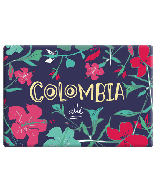 Imán souvenir Colombia ilustrado con flores tropicales colombiana, flora tropical Colombia, diseño botánico colombiano, estampado floral Colombia souvenir imán Colombia, recuerdo de Colombia imán, imán biodiversidad colombiana, imán turístico Colombia, Colombian fauna magnet souvenir, imán regalo colombiano, souvenir colombiano imán nevera, imán refrigerador colombiano, Colombian illustrated fridge magnet, recuerdo viaje Colombia imán, comprar imán souvenir colombiano ilustrado, imán típico colombiano. Ailé