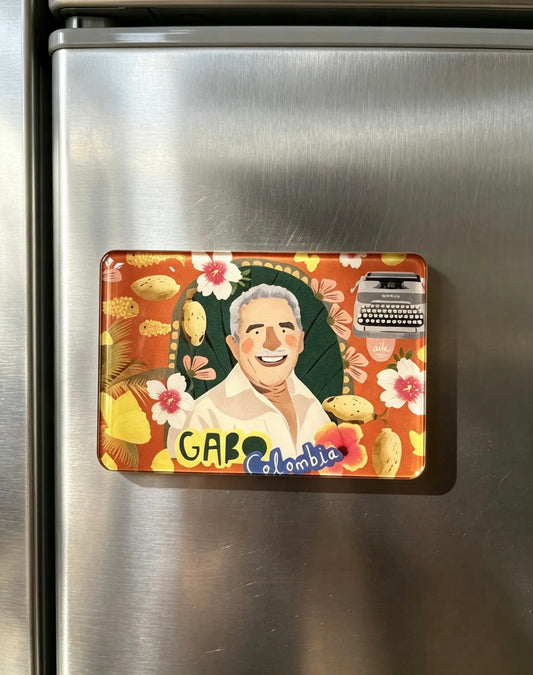 Imán de nevera con retrato ilustrado de Gabriel García Márquez, diseño Colombia, imán Gabriel García Márquez,, souvenir Gabo Colombia, imán literatura colombiana, retrato ilustrado Gabo Colombia, imán Nobel literatura colombiano, souvenir cultural literario Colombia, comprar imán Gabo online, regalo literario colombiano souvenir, imán homenaje escritor colombiano.Ailé