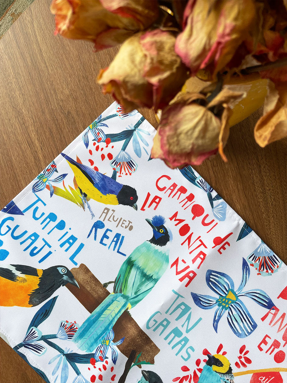 Individuales con diseño, ilustrado con aves colombianas — Carriqui, Tangara y Azulejo, individual hecho con botellas recicladas Colombia, individual eco-friendly Colombia, decoración hogar con arte colombiano, individuales de tela colombianos, eco souvenir Colombia, Colombian illustrated home accessories, individuales decorativos Colombia, regalo para colombianos en el exterior.aile