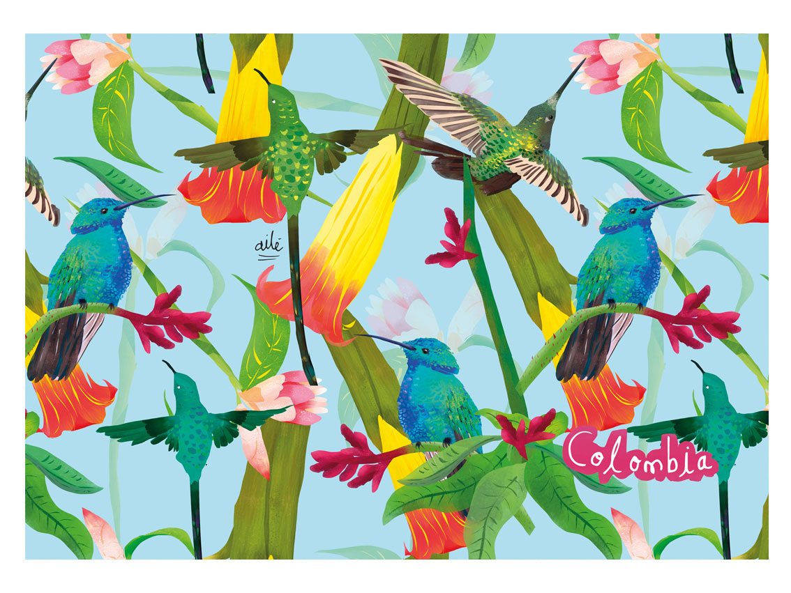 Set de individuales, ilustración "Colibrí Azul Colombia" — fondo celeste con colibríes en verde esmeralda, azul y amarillo, entre flores tropicales rojas y rosas. El colibrí es uno de los símbolos más icónicos de la biodiversidad colombiana, regalo colombiano para el hogar, individual ecológico colombiano, detalle colombiano para la mesa, individuales de mesa colombianos, individual tela reciclada Colombia, individuales ilustrados Colombia, individual sostenible con diseño colombiano.Aile
