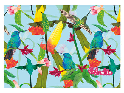 Set de individuales, ilustración "Colibrí Azul Colombia" — fondo celeste con colibríes en verde esmeralda, azul y amarillo, entre flores tropicales rojas y rosas. El colibrí es uno de los símbolos más icónicos de la biodiversidad colombiana, regalo colombiano para el hogar, individual ecológico colombiano, detalle colombiano para la mesa, individuales de mesa colombianos, individual tela reciclada Colombia, individuales ilustrados Colombia, individual sostenible con diseño colombiano.Aile
