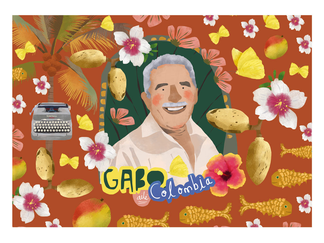 Set de individuales,ilustrado fondo terracota/rojo oscuro con retrato de Gabriel García Márquez sonriente — rodeado de mariposas amarillas, peces dorados, flores tropicales rosas y blancas, mangos. Máquina de escribir ilustrada en la parte inferior. Gabo Colombia,regalo colombiano para el hogar, individual ecológico colombiano, detalle colombiano para la mesa, individuales de mesa colombianos, individual tela reciclada Colombia.aile
