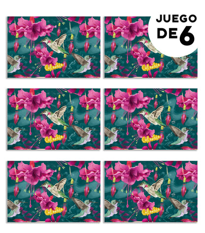 Individual de tela impermeable,  ilustrado con colibríes colombianos entre flores tropicales fucsia ,  individuales colombianos para regalo empresarial, individuales decorativos con biodiversidad colombiana, individuales para mesa diseño Ailé Colombia, regalo corporativo colombiano original.ile