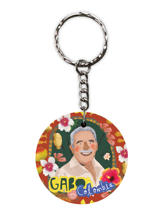 Llavero souvenir , con retrato de Gabo — García Márquez entre mariposas amarillas y máquina de escribir , egalo corporativo llavero Colombia, llavero de madera Colombia, detalle empresarial llavero colombiano, llavero Colombia regalo viajero madera original, Colombian wooden keychain souvenir, llavero souvenir Colombia.Ailé